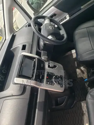 Toyota Noah 2.0 143hp AWD (8 Seater) 2011 Silver