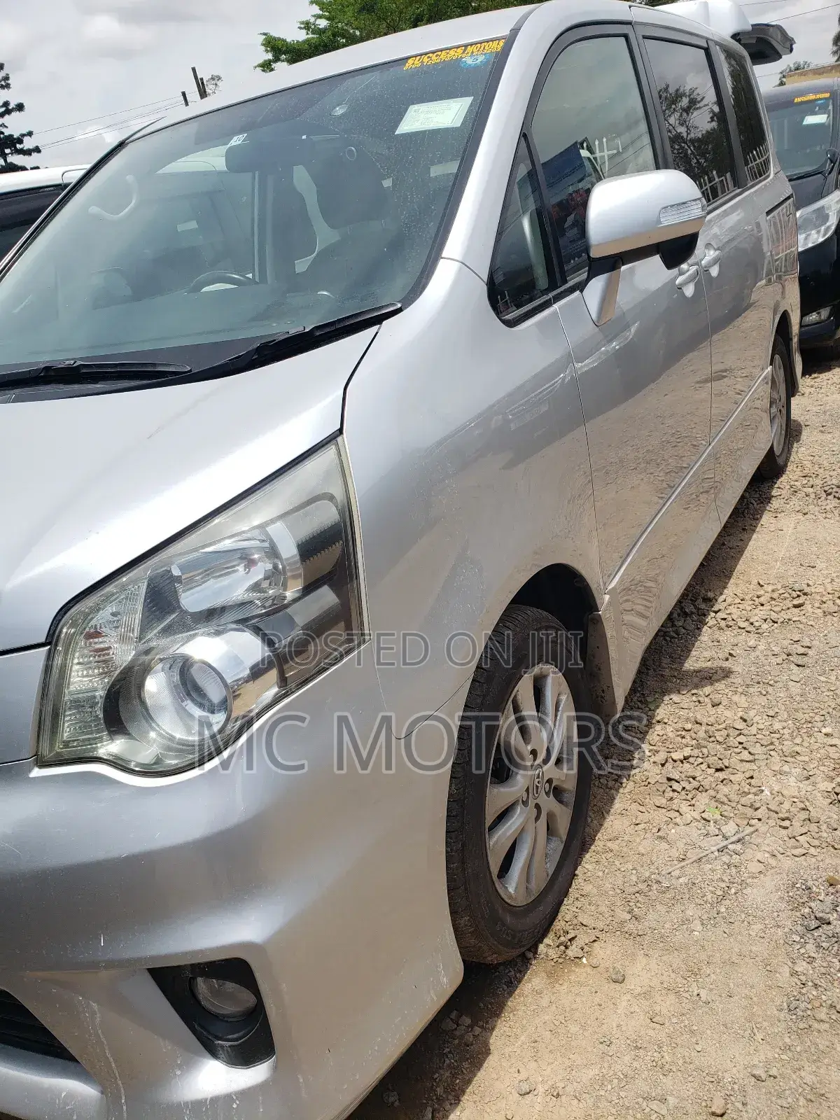 Toyota Noah 2.0 143hp AWD (8 Seater) 2011 Silver