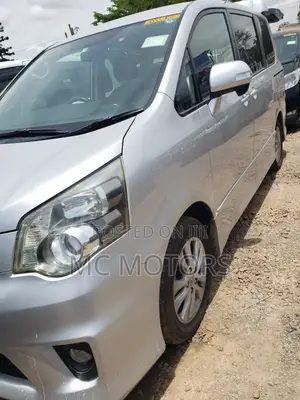 Toyota Noah 2.0 143hp AWD (8 Seater) 2011 Silver