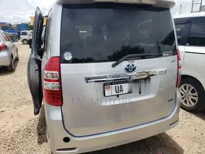 Toyota Noah 2.0 143hp AWD (8 Seater) 2011 Silver