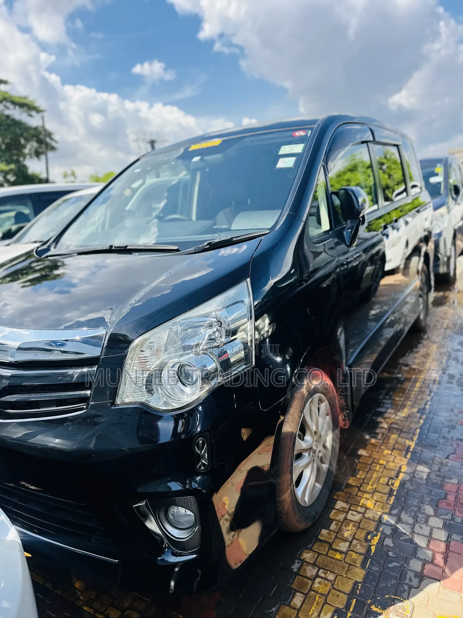 Toyota Noah 2.0 143hp AWD (7 Seater) 2012 Black