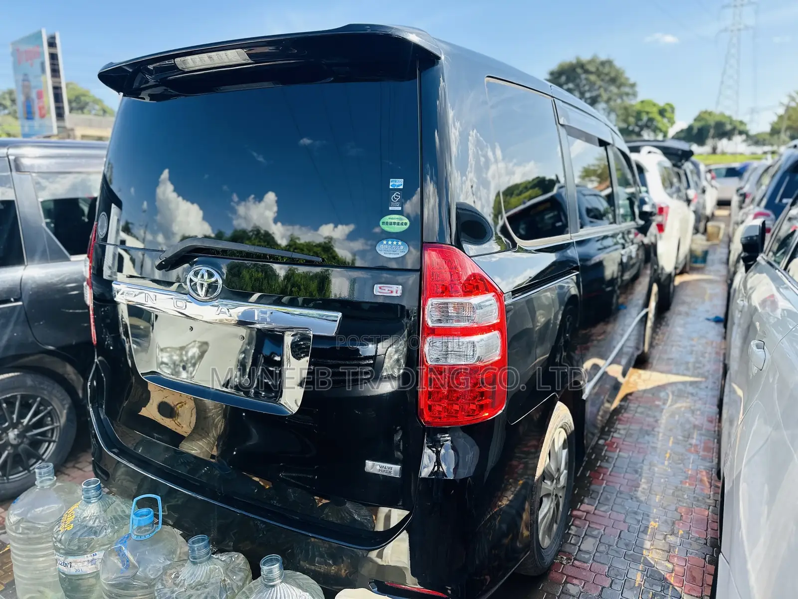 Toyota Noah 2.0 143hp AWD (7 Seater) 2012 Black