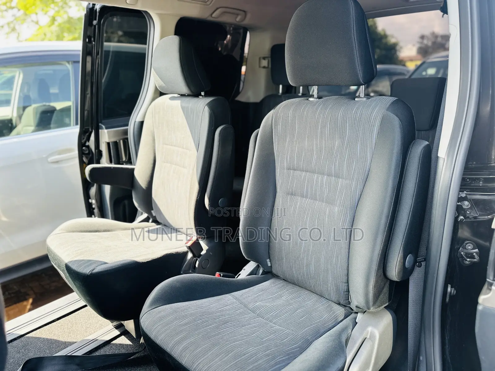 Toyota Noah 2.0 143hp AWD (7 Seater) 2012 Black