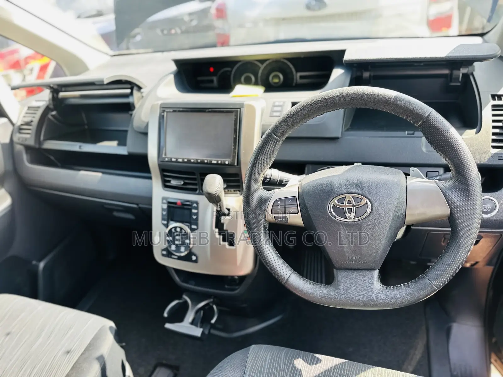 Toyota Noah 2.0 143hp AWD (7 Seater) 2012 Black