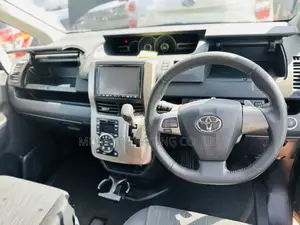 Toyota Noah 2.0 143hp AWD (7 Seater) 2012 Black