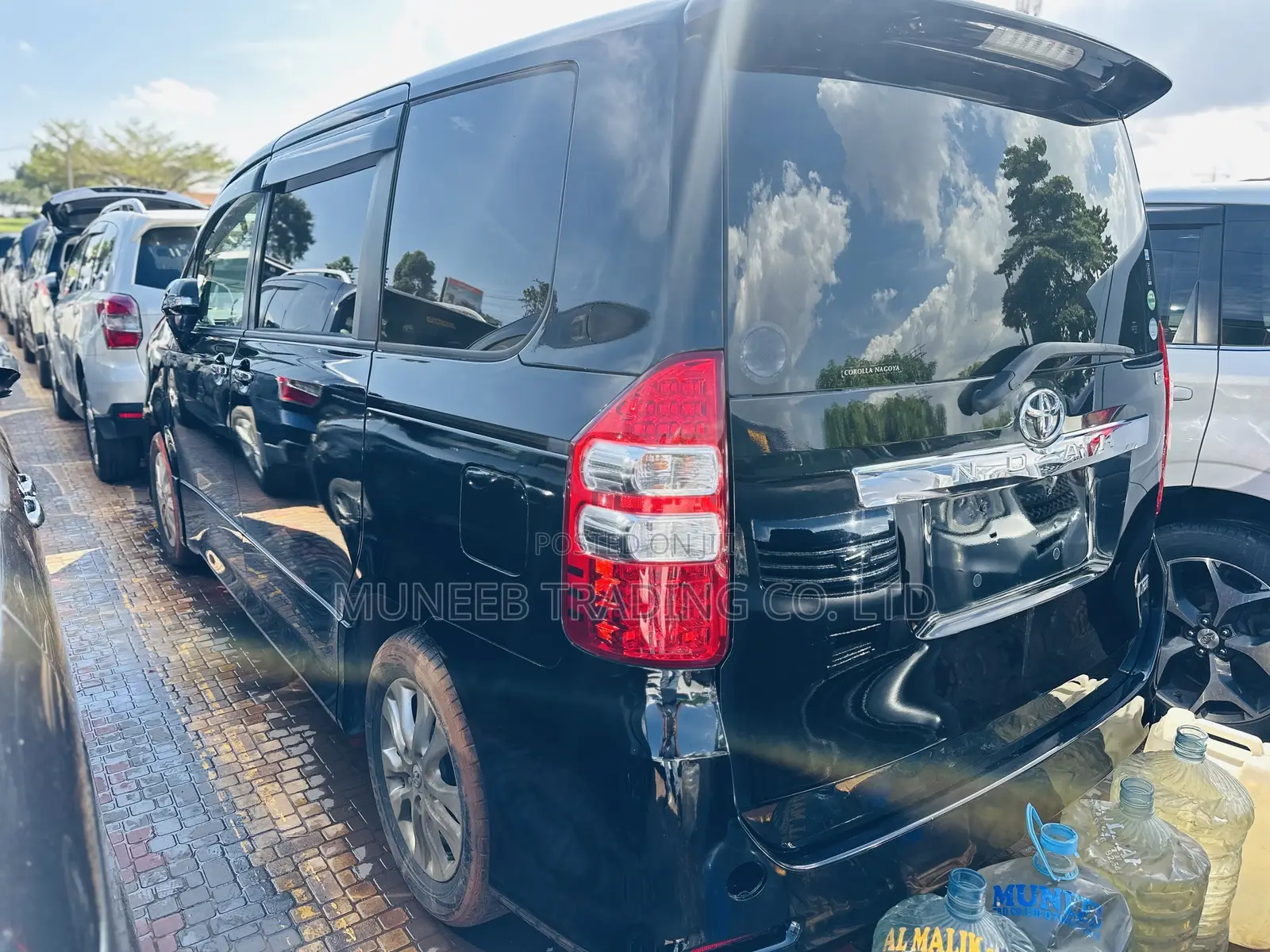 Toyota Noah 2.0 143hp AWD (7 Seater) 2012 Black