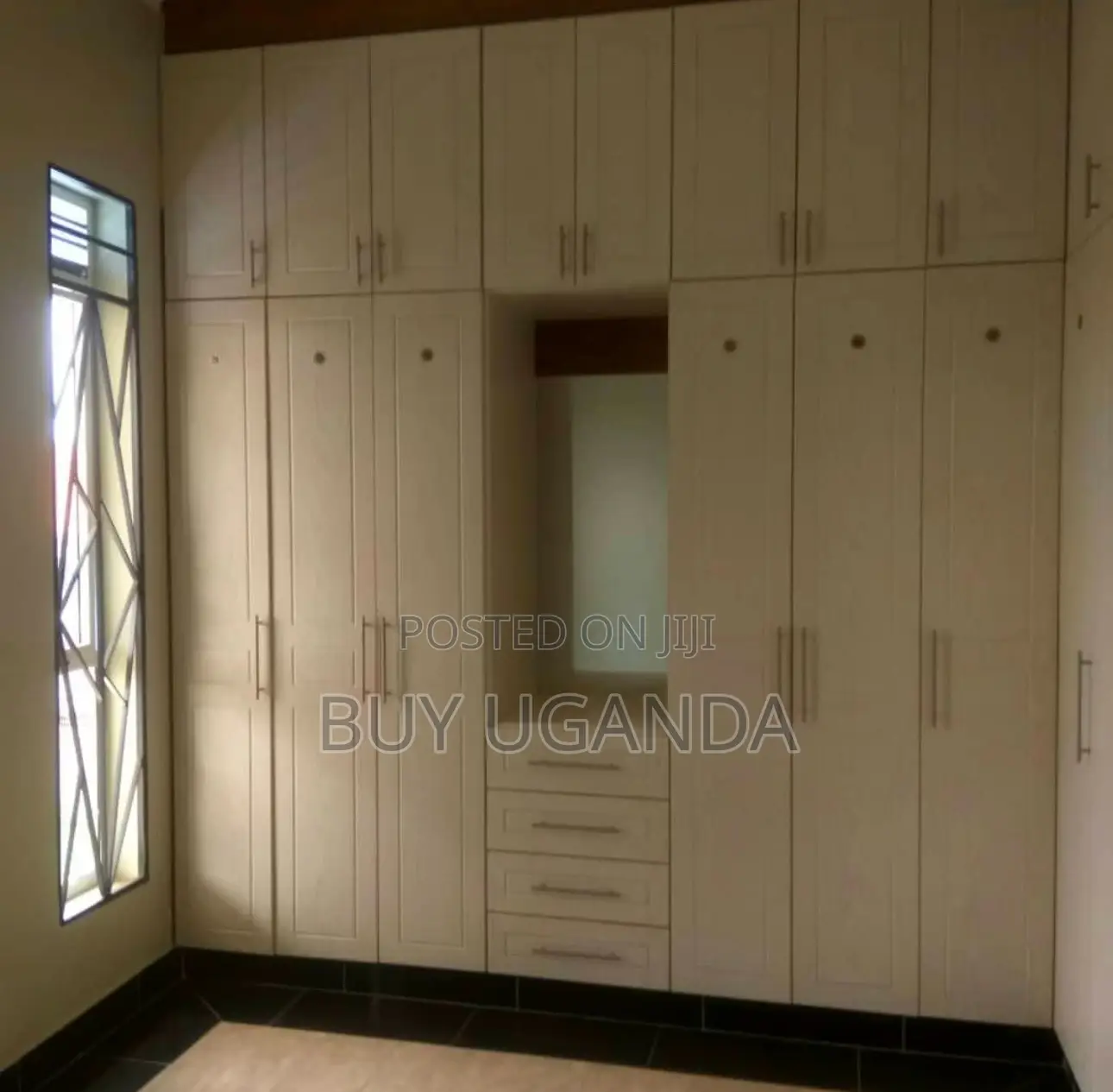 6bdrm Mansion in Kira for sale