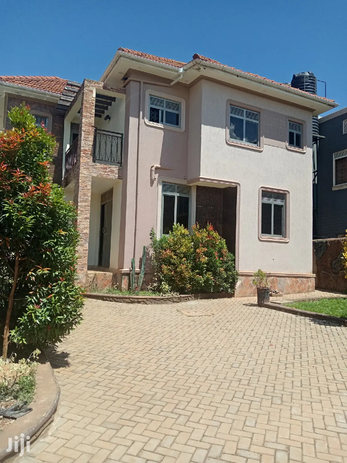 Kiira House in Tarmacked Neighborhood at a Good Price