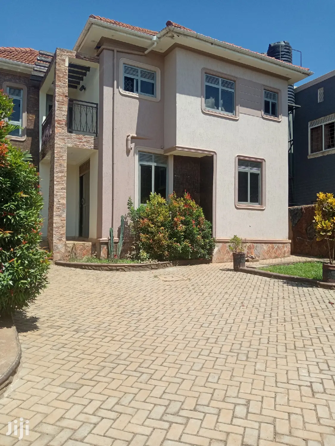 Kiira House in Tarmacked Neighborhood at a Good Price