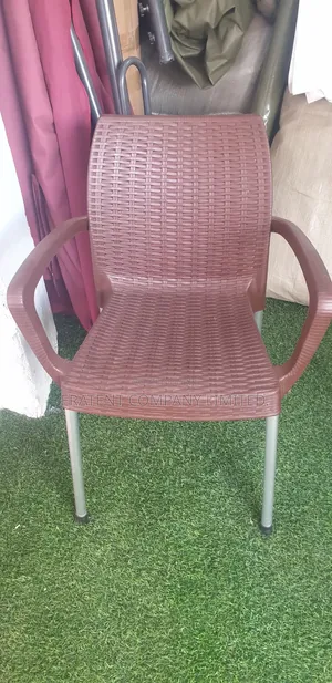 Plastic Chairs With Metallic Stands