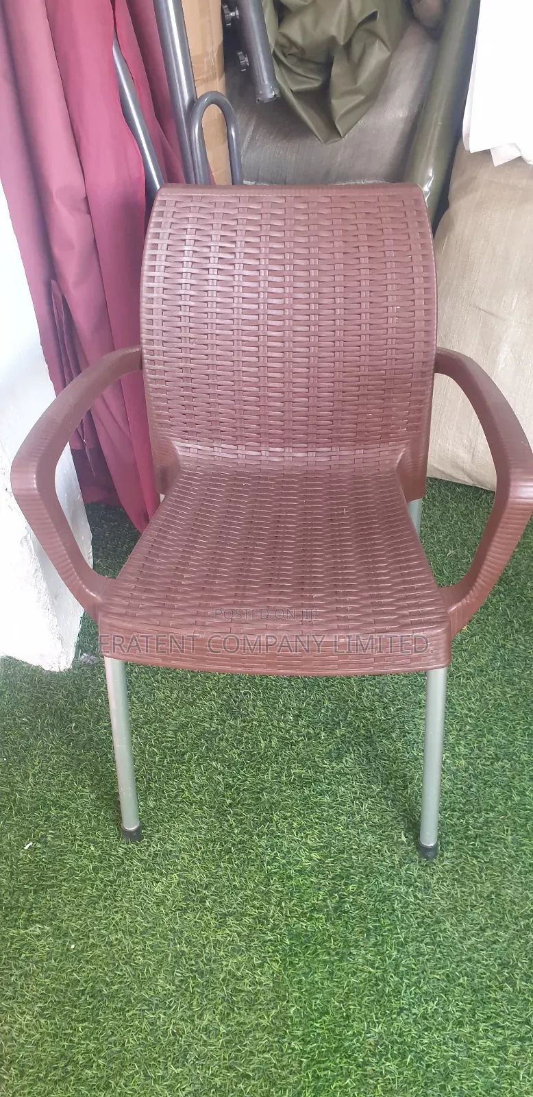 Plastic Chairs With Metallic Stands