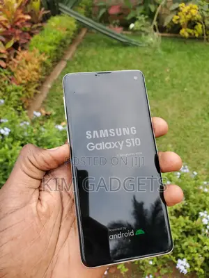 Photo - New Samsung Galaxy S10 128 GB Black