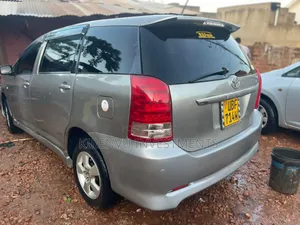 Photo - Toyota Wish 2006 Beige