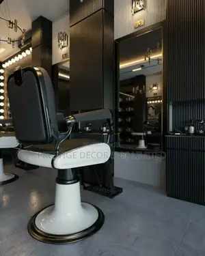 Saloon Classic Barber Chair .