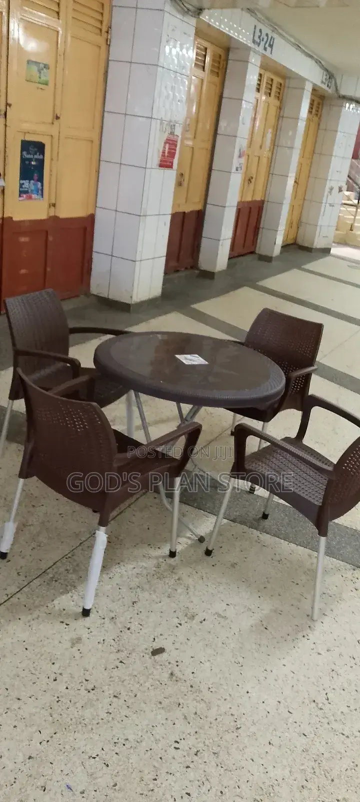 Restaurant Plastic Chairs and Round Table Set