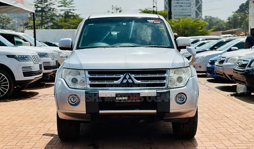 Mitsubishi Pajero 2011 Silver