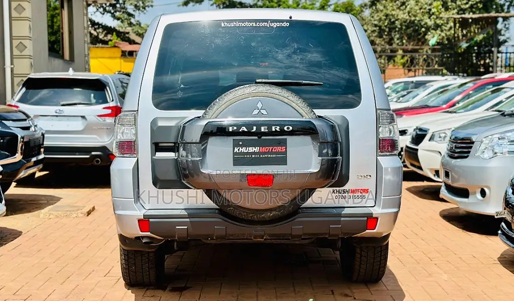 Mitsubishi Pajero 2011 Silver