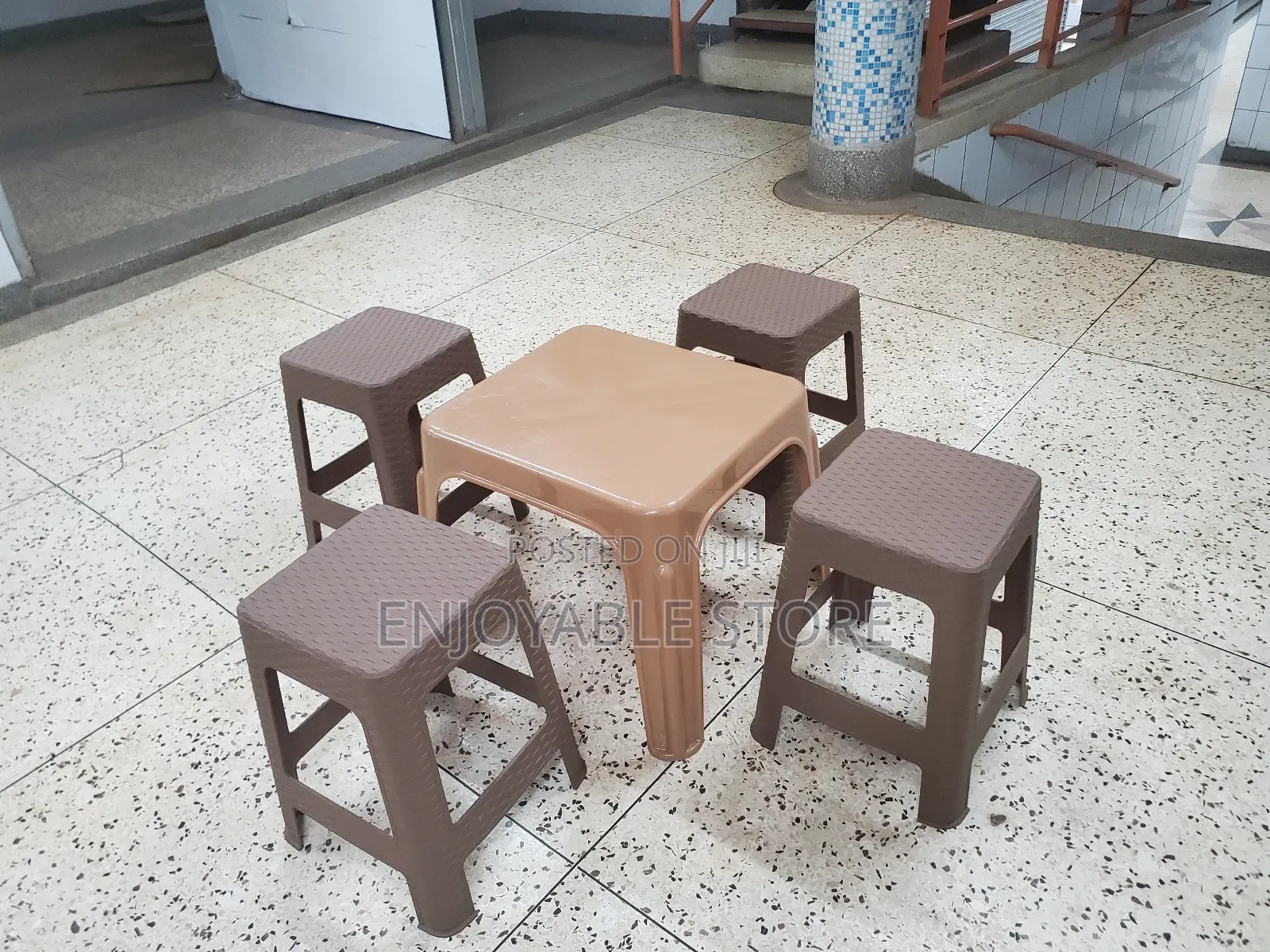 Easy Plastic Stools and Table for Hotel/Bar/Restaurant