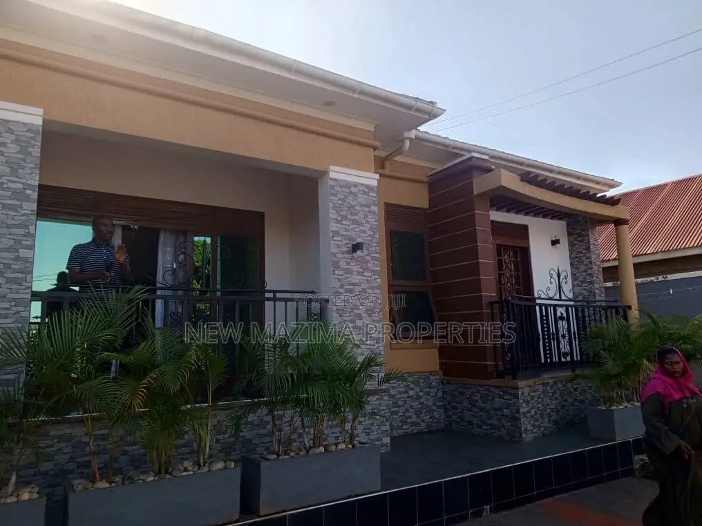 3bdrm House in Kajjansi Ntebe Rd, Division A for sale