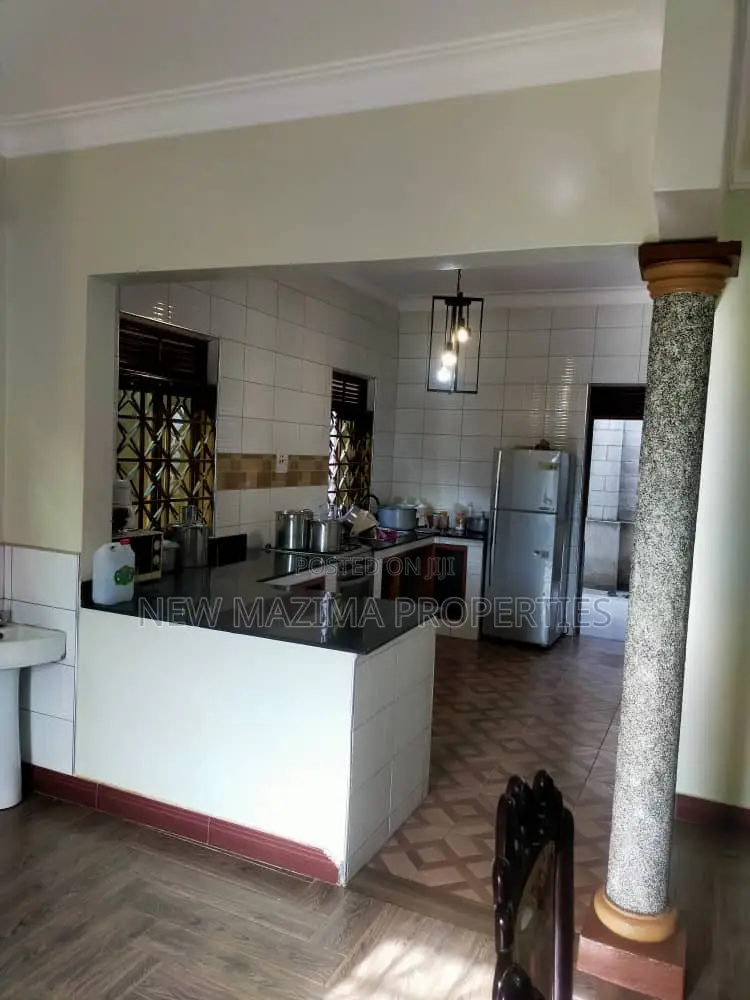 3bdrm House in Kajjansi Ntebe Rd, Division A for sale