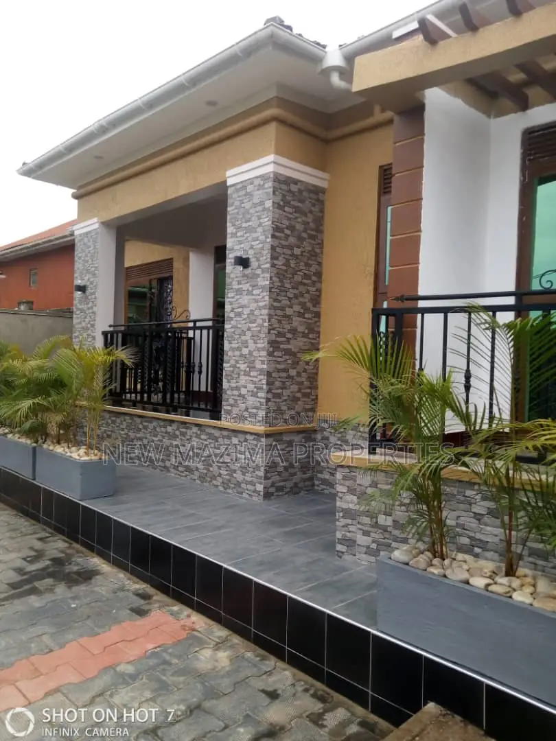 3bdrm House in Kajjansi Ntebe Rd, Division A for sale