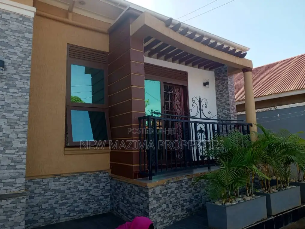 3bdrm House in Kajjansi Ntebe Rd, Division A for sale