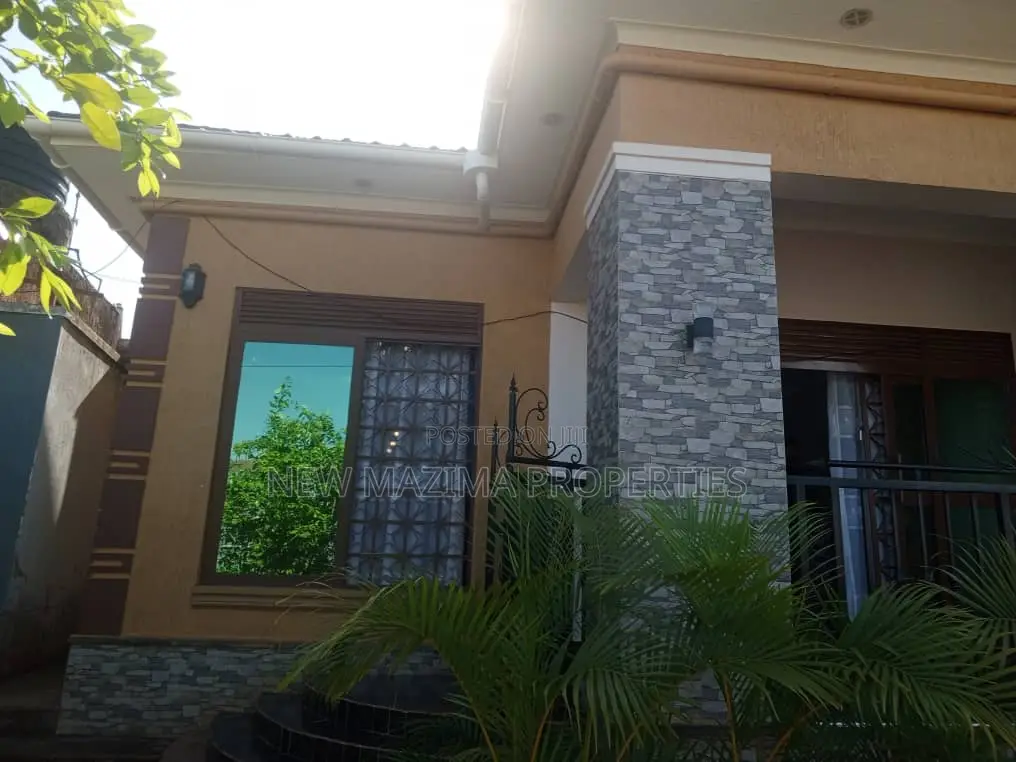 3bdrm House in Kajjansi Ntebe Rd, Division A for sale