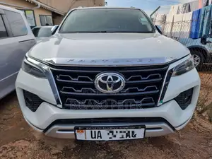 Photo - Toyota Fortuner 2.8 D AWD 2018 White