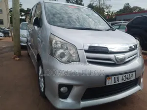 Toyota Noah 2.0 143hp AWD (8 Seater) 2010 Silver