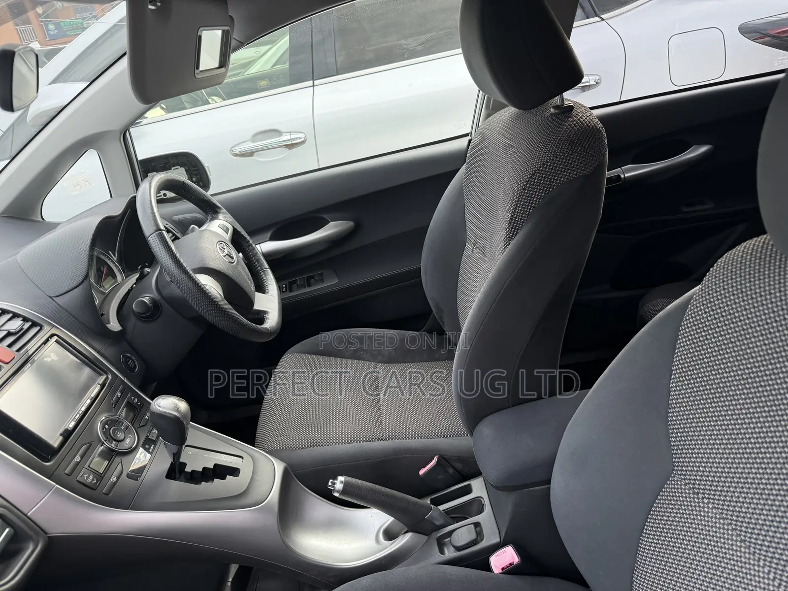 Toyota Auris 2011 Silver