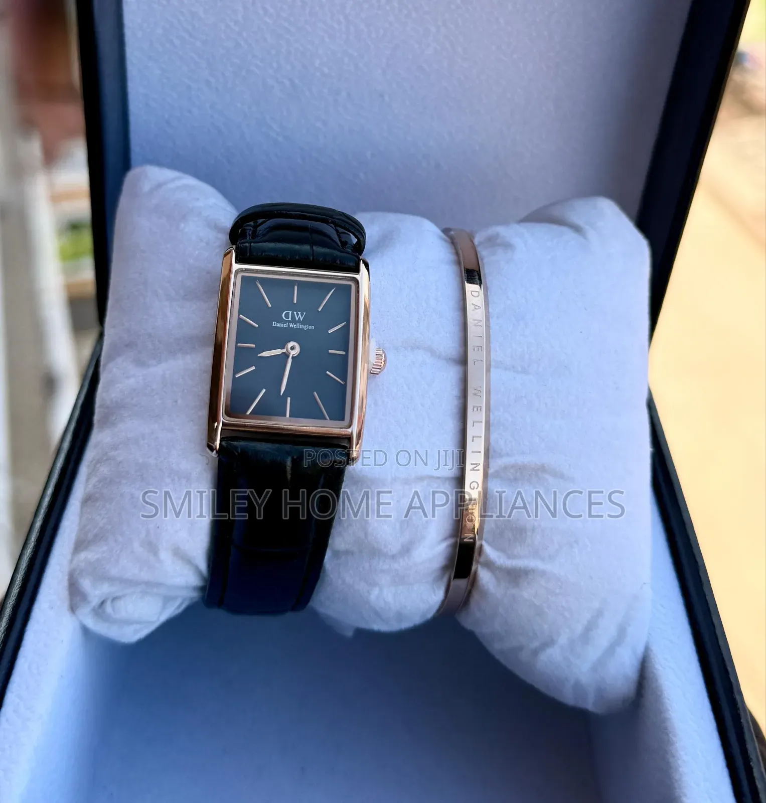 Dw Ladies Classy Wrist Watch With a Bracelet Black Strapped