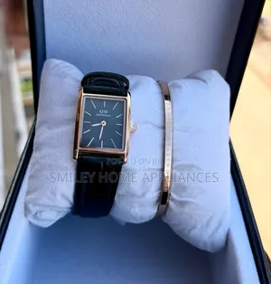 Dw Ladies Classy Wrist Watch With a Bracelet Black Strapped