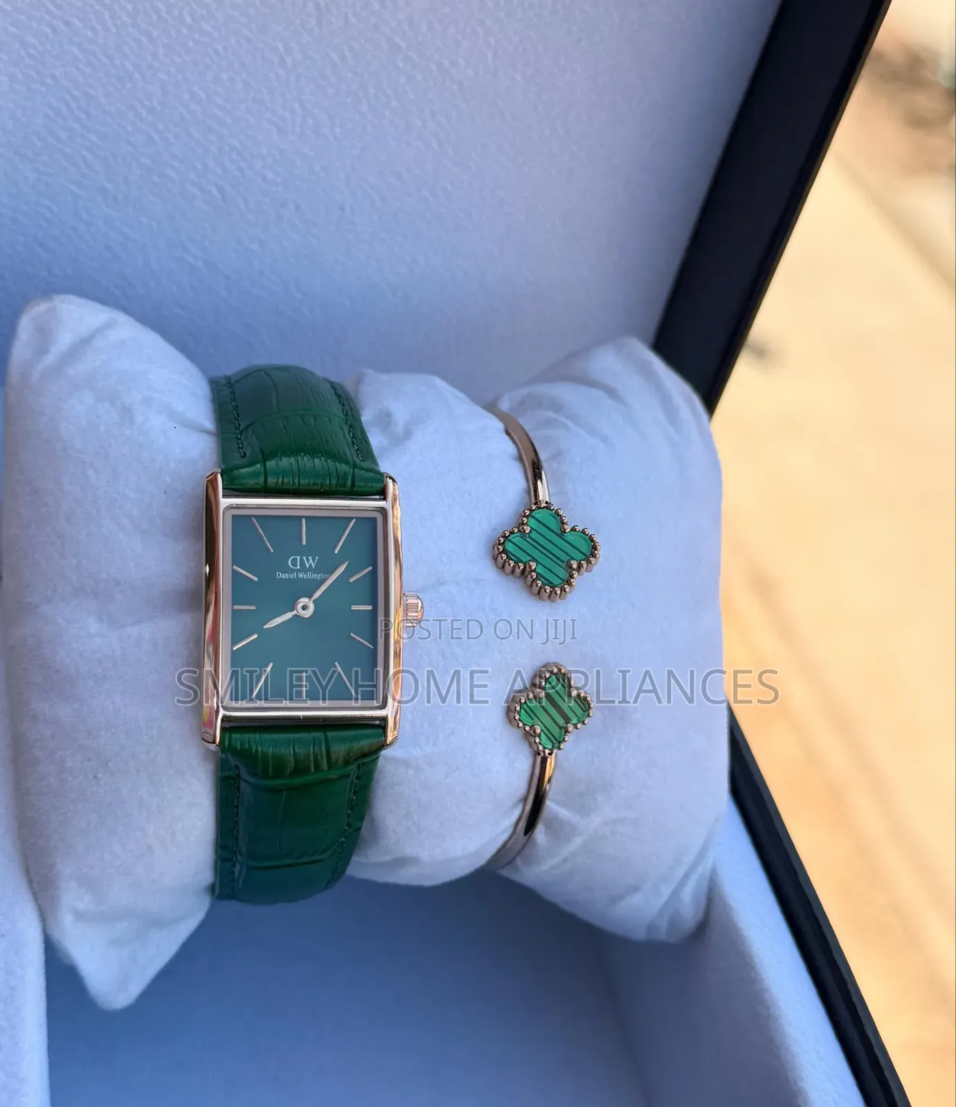 Dw Ladies Classy Wrist Watch With a Bracelet Green Strapped
