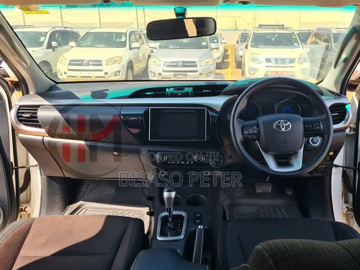 Toyota Hilux 2019 White