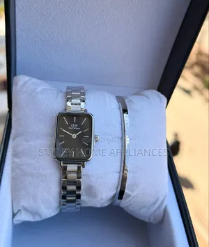 Daniel Wellington Ladies Silver Wrist Watch With a Bracelet
