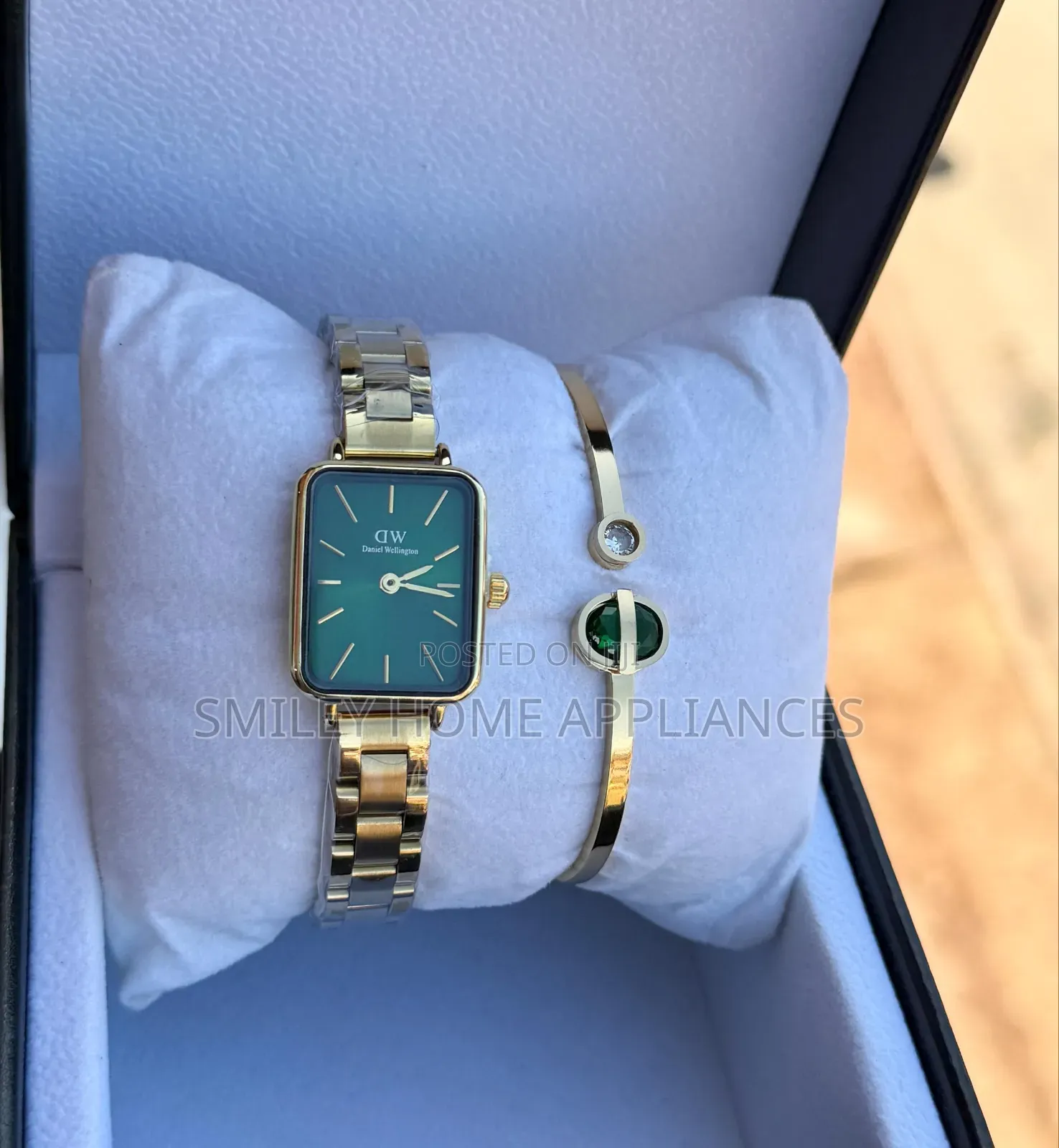 Ladies' Golden Daniel Wellington Wrist Watch With a Bracelet