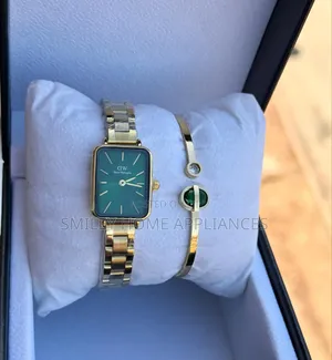 Ladies' Golden Daniel Wellington Wrist Watch With a Bracelet