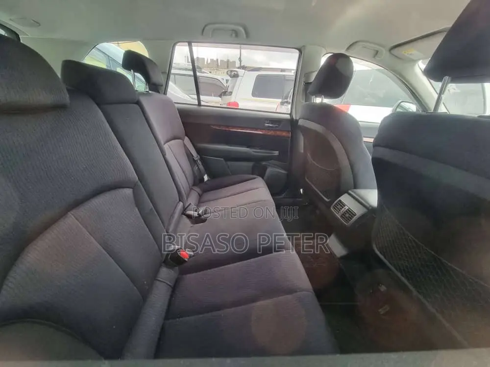 Subaru Outback 2.5i Premium 2011 Gold