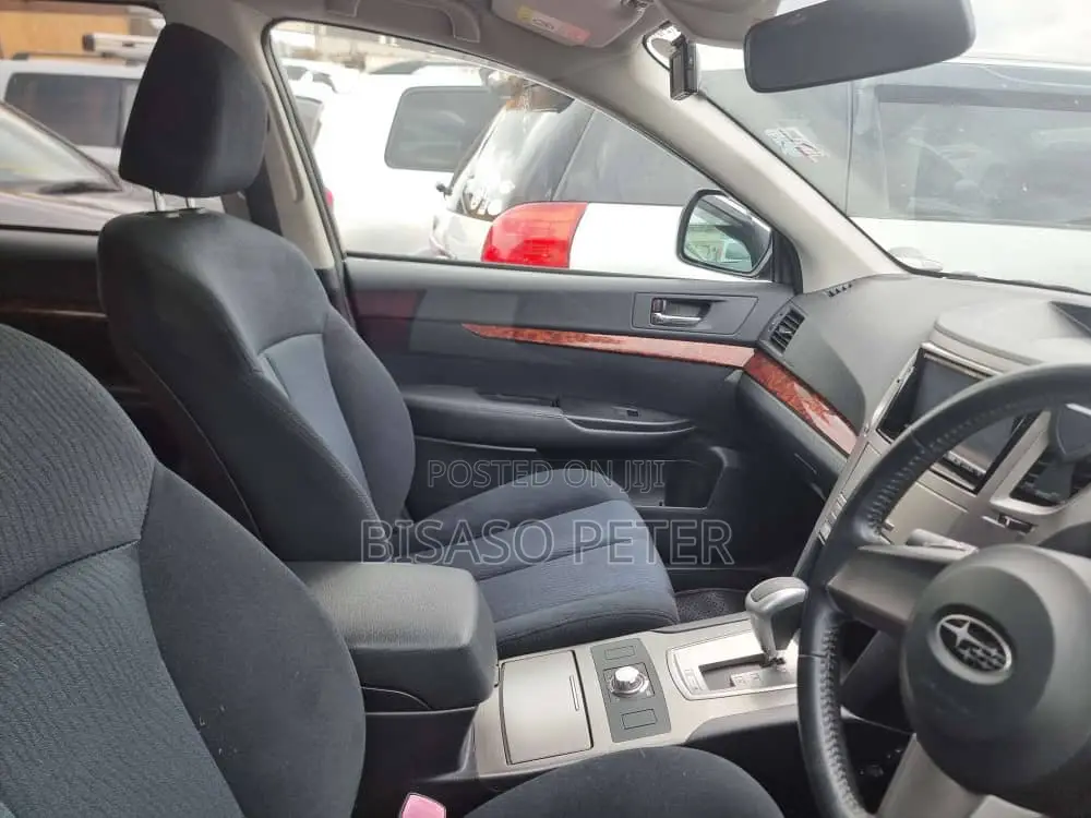 Subaru Outback 2.5i Premium 2011 Gold