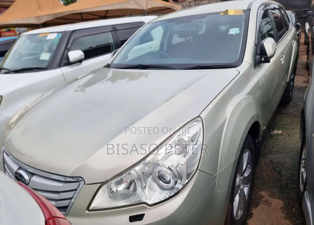 Subaru Outback 2.5i Premium 2011 Gold