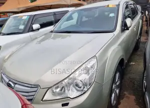 Subaru Outback 2.5i Premium 2011 Gold