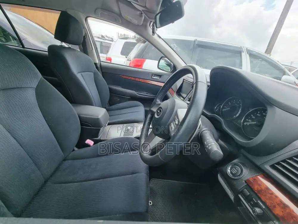 Subaru Outback 2.5i Premium 2011 Gold