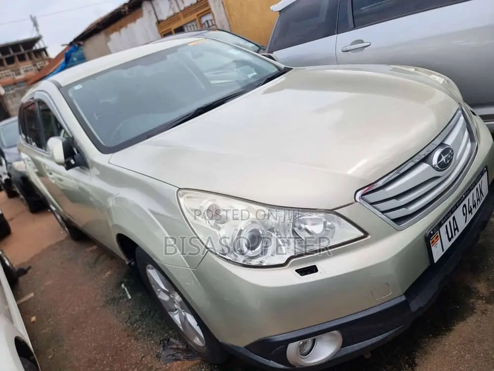 Subaru Outback 2.5i Premium 2011 Gold