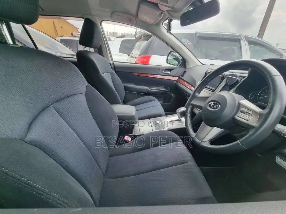 Subaru Outback 2.5i Premium 2011 Gold