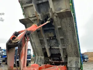 Hino Dumper