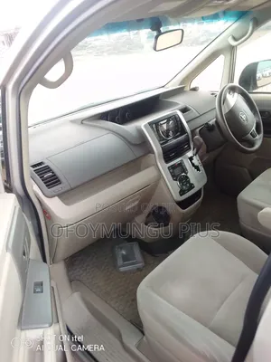 Toyota Noah 2013 Gold