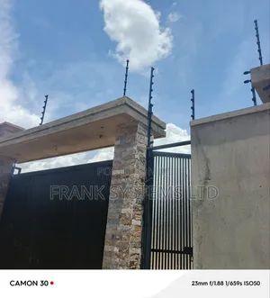 Electric Fence With Energizer