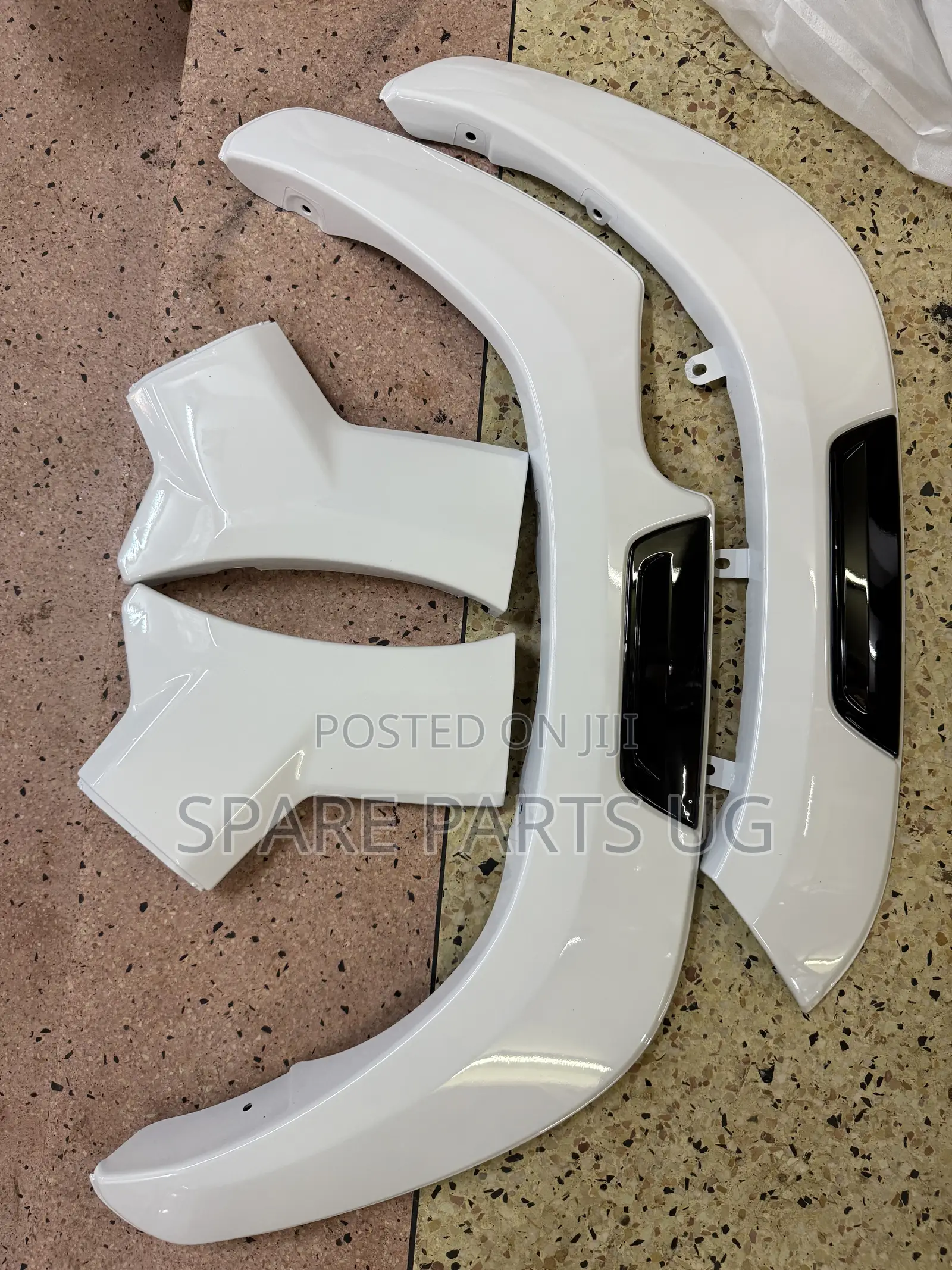 Hilux Revo / Rocco 2020 - 2024 White Edition Fender Moulding