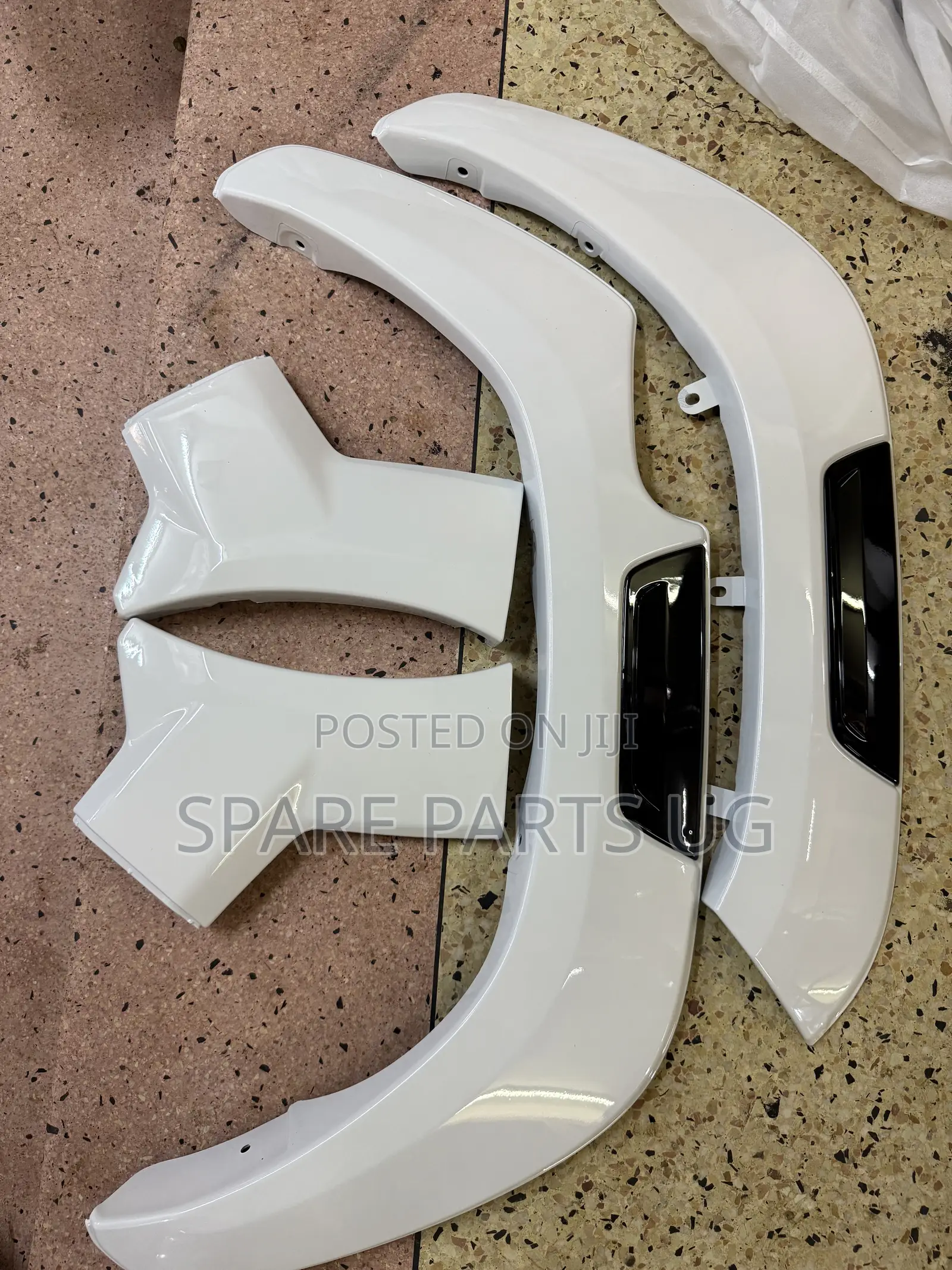 Hilux Revo / Rocco 2020 - 2024 White Edition Fender Moulding