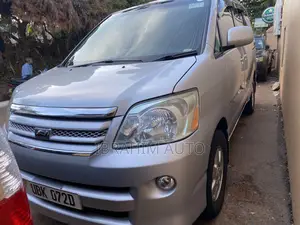 Photo - Toyota Noah 2006 Silver